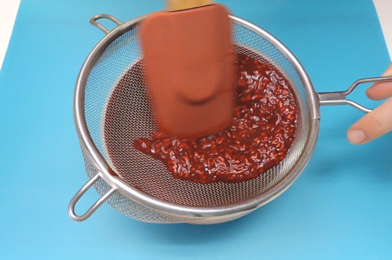 Colando la salsa de frambuesa