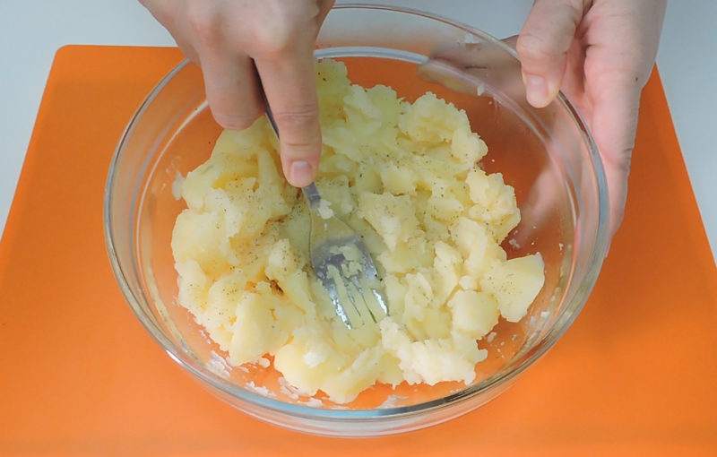 Machacando las patatas para hacerlas puré