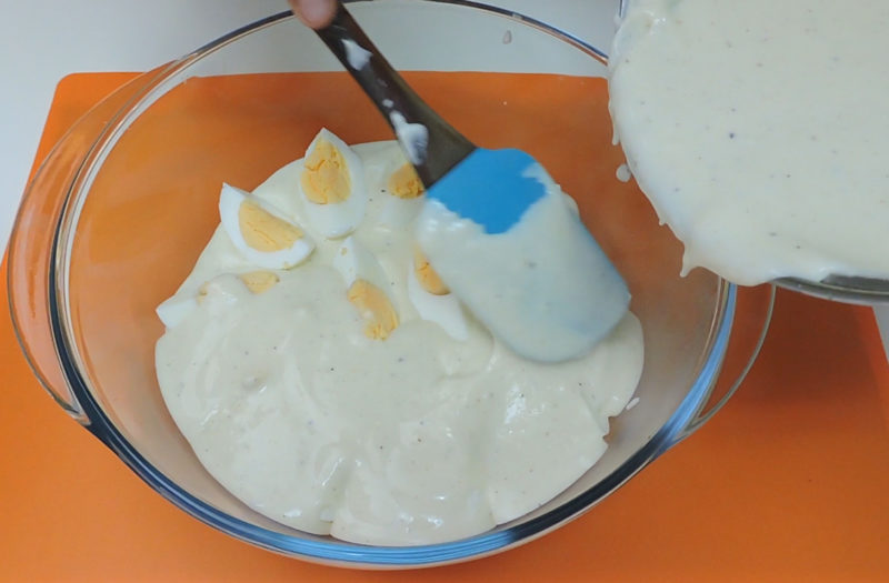 Cubriendo los huevos con la bechamel