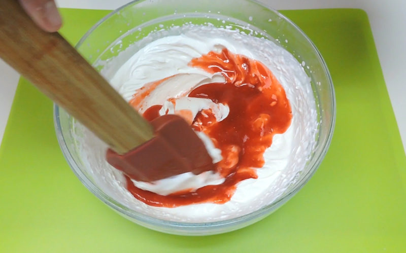 Mezclando la nata montada con el licuado de fresas