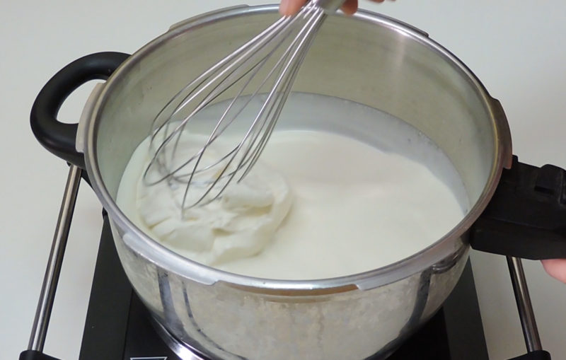 Añadiendo el queso crema a la olla