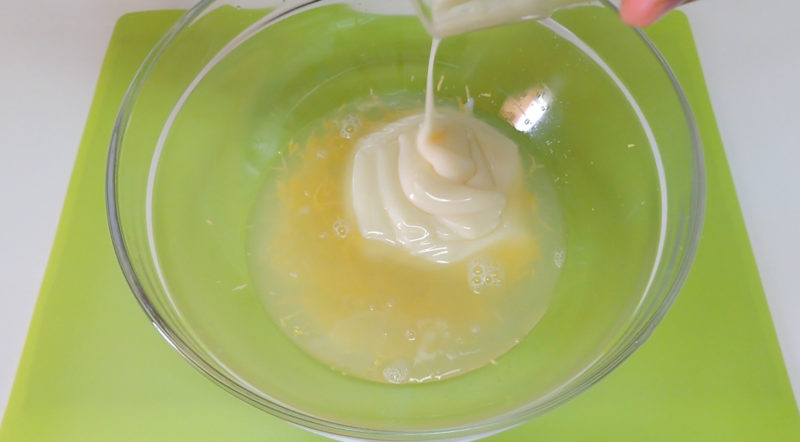 Añadiendo la leche condensada sobre el zumo y la ralladura de limón