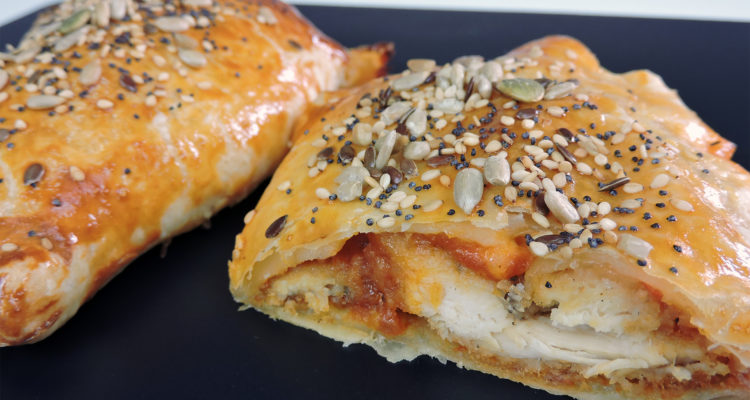 Hojaldre relleno de pollo a la napolitana Hojaldre relleno de pollo a la napolitana