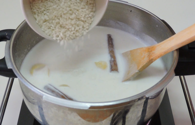 Añadiendo el arroz a la leche caliente