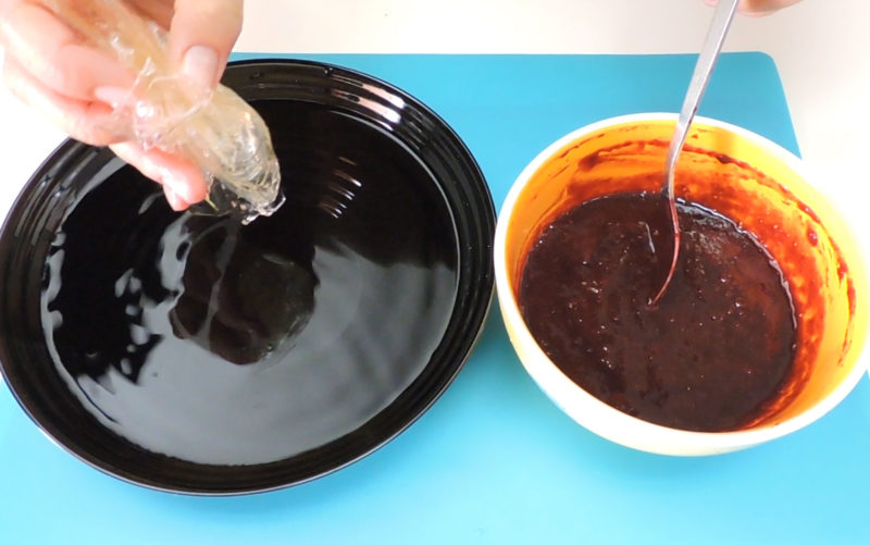 Añadiendo la gelatina hidratada a la salsa de frutos rojos