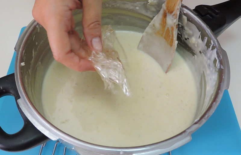 Añadiendo la gelatina al arroz con leche