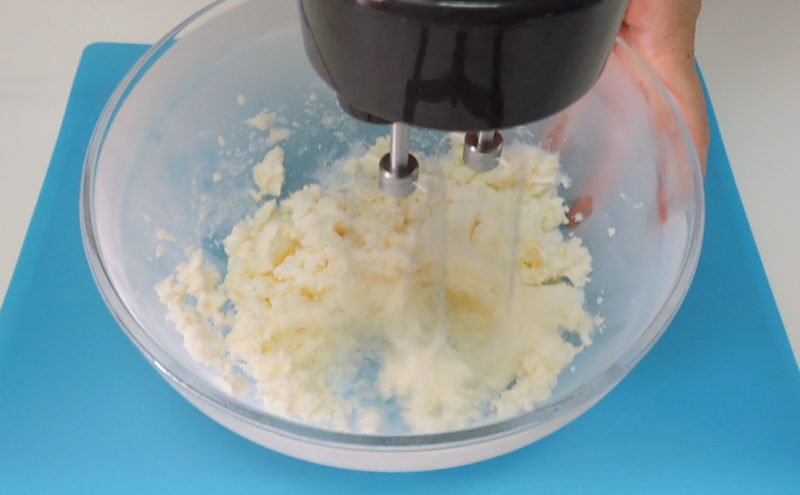 Batiendo el queso mascarpone con el azúcar