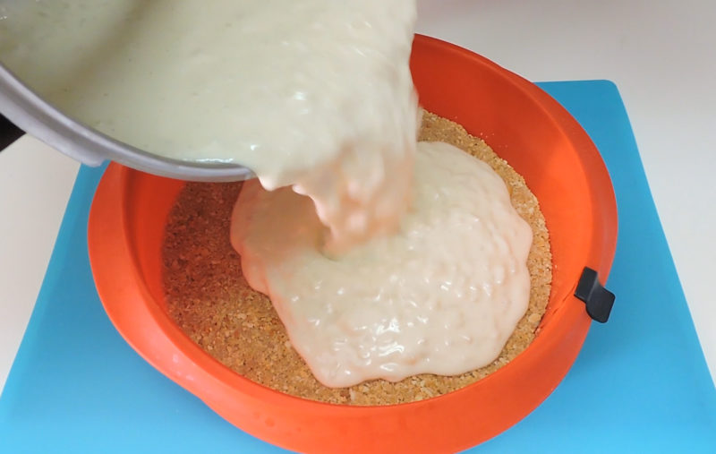Vertiendo el arroz con leche sobre la base de galleta