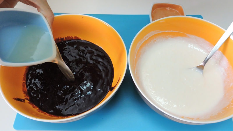 Añadiendo las gelatinas a la salsa de moras y al yogur