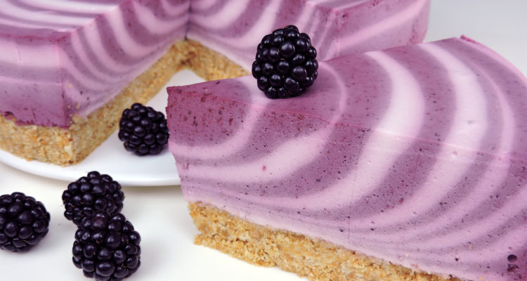 Tarta cebra de yogur y moras Tarta cebra de yogur y moras