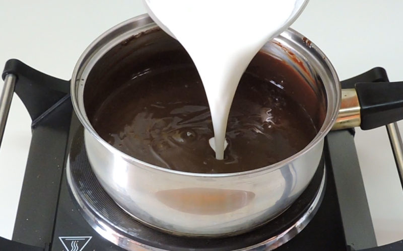 Añadiendo la leche con la cuajada en el chocolate