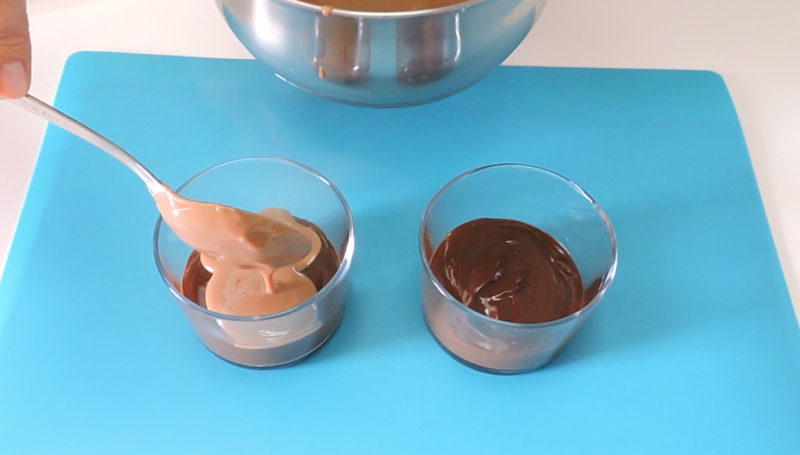 Poniendo la crema de chocolate con leche sobre la capa de chocolate negro