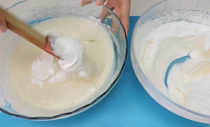 Integrando la nata montada en la mezcla de queso y chocolate