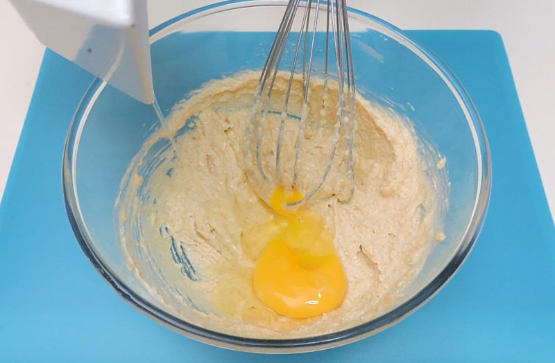 Añadiendo el huevo a la mezcla de azúcar y mantequilla