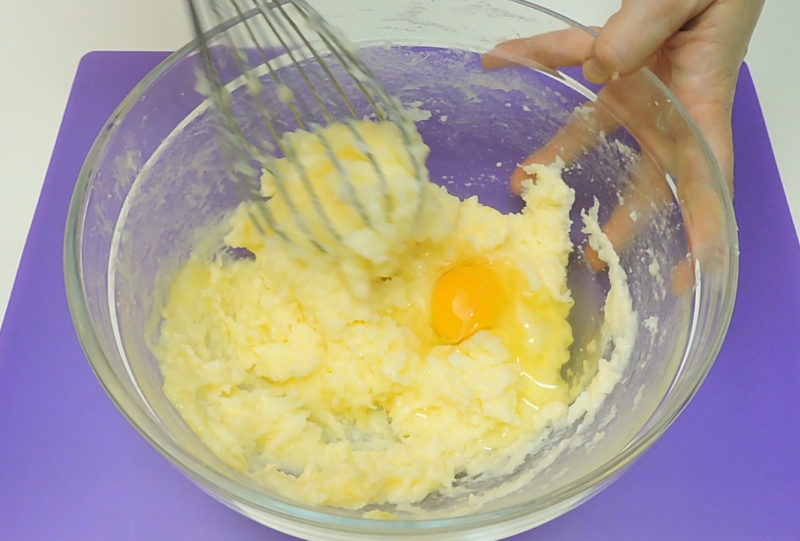 Integrando los huevos en la crema de mantequilla y azúcar