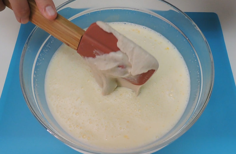 Añadiendo la crema de castañas a la mezcla de flan
