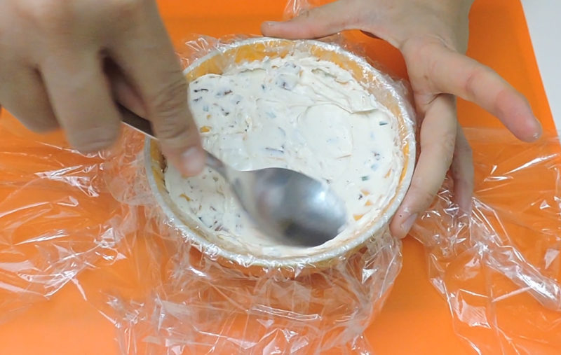Poniendo la mezcla de queso en un bol forrado con papel film