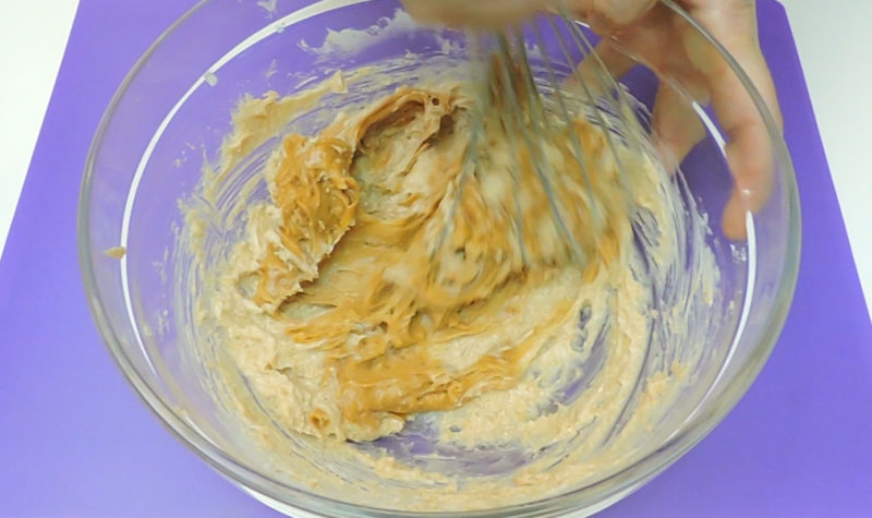 Unificando la crema de turrón con la crema de mantequilla