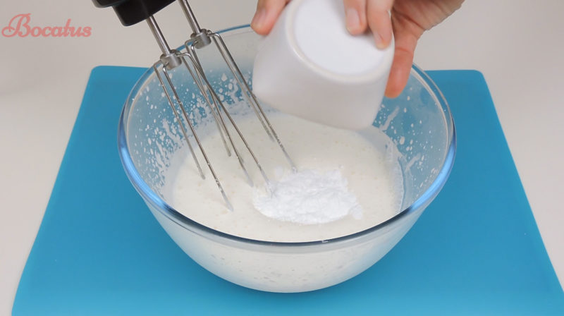 Añadiendo el azúcar a la nata semimontada