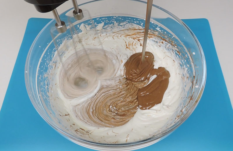 Integrando el chocolate (derretido y frío) en la mezcla de queso