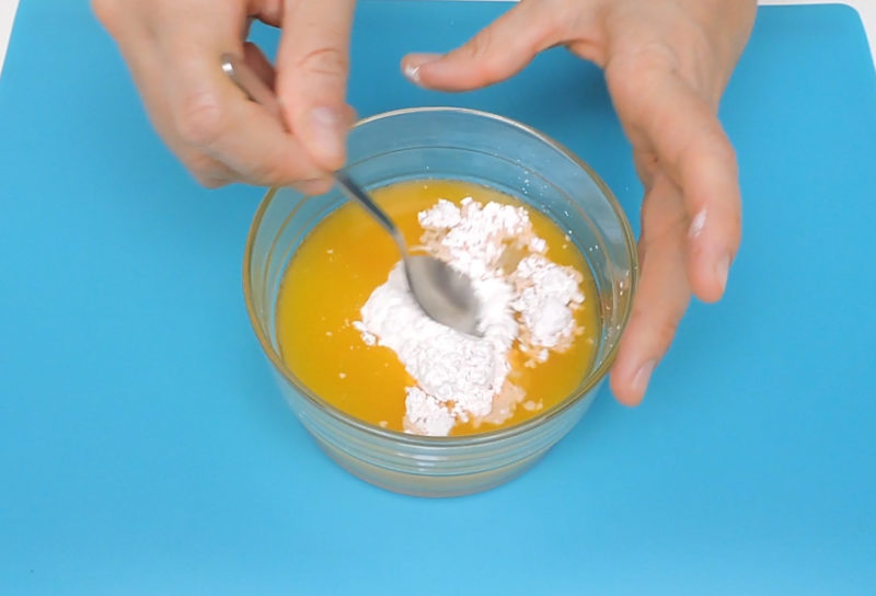 Disolviendo el preparando de flan en el zumo de naranja