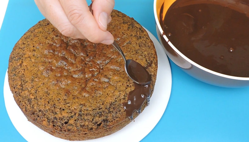 Decorando el pastel con la ganache de chocolate