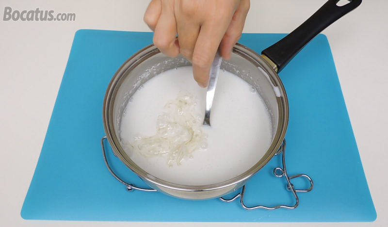Integrando las hojas de gelatina hidratadas en la leche de coco