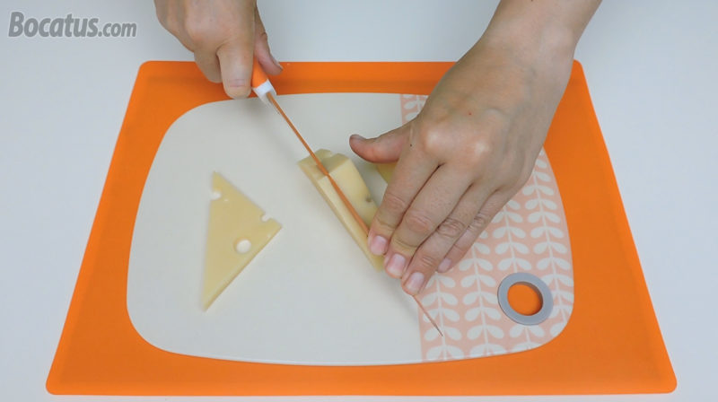 Cortando triángulos de queso