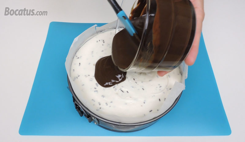 Vertiendo la ganache de chocolate en la superficie de la tarta