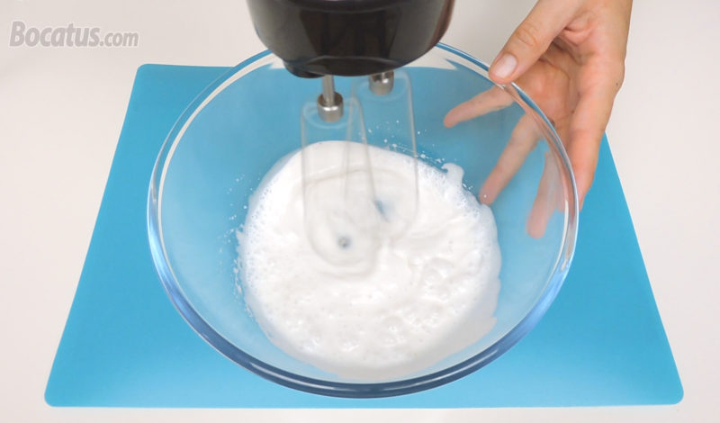 Batiendo la leche de coco