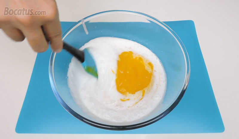 Mezclando el puré de mango y la leche de coco