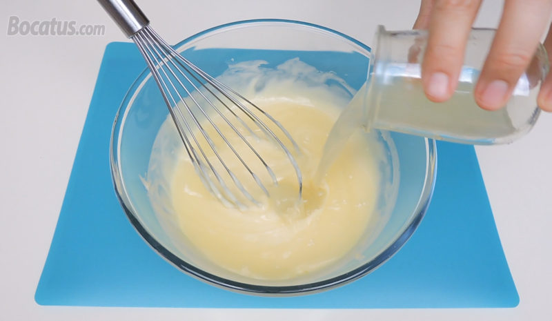 Preparando la crema de limón y queso