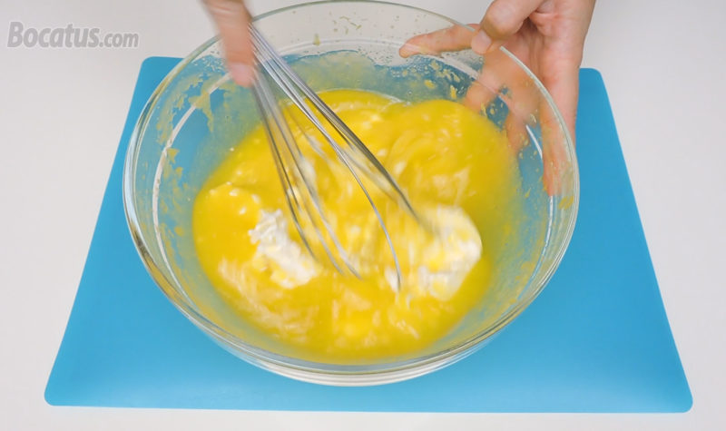 Preparando la mezcla de mango y queso