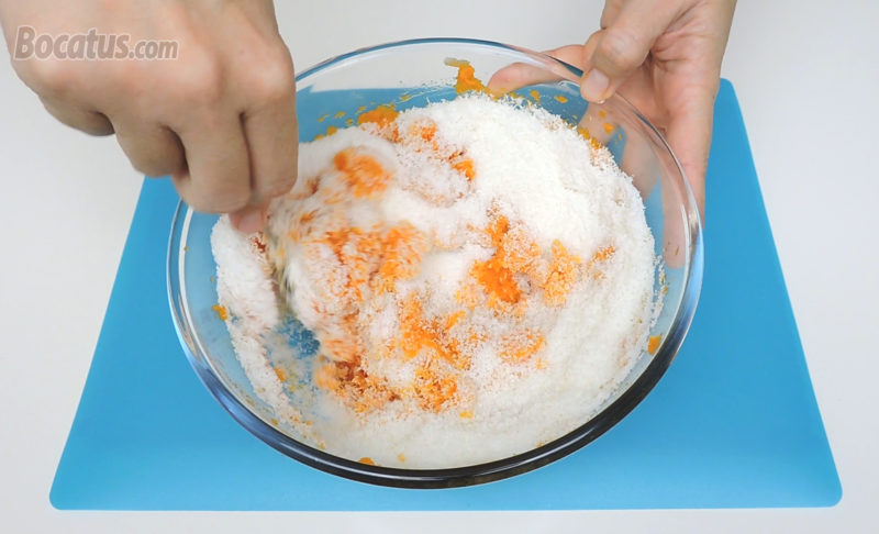 Preparando la mezcla de zanahoria, coco y azúcar