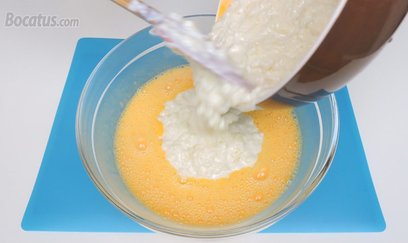 Añadiendo el arroz con leche a los huevos batidos