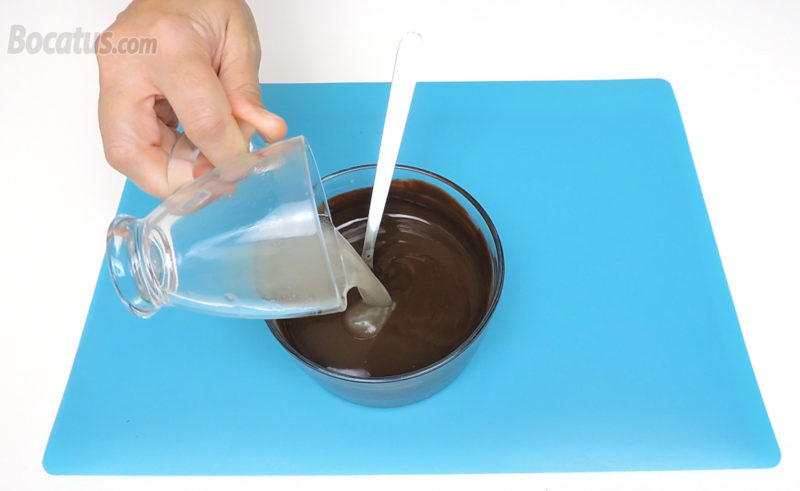 Vertiendo la gelatina hidratada y líquida sobre la mezcla de nata y chocolate