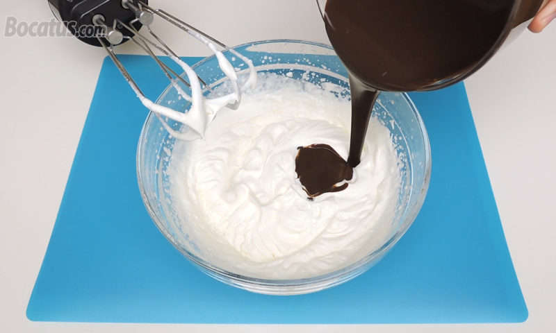 Vertiendo la mezcla de chocolate sobre la nata montada