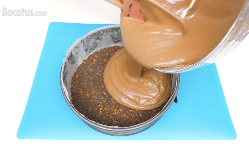 Poniendo la mousse de chocolate negro sobre la base de galleta