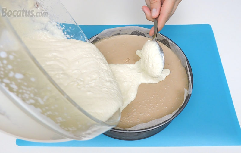 Poniendo la mousse de chocolate blanco sobre la capa de mousse de chocolate con leche