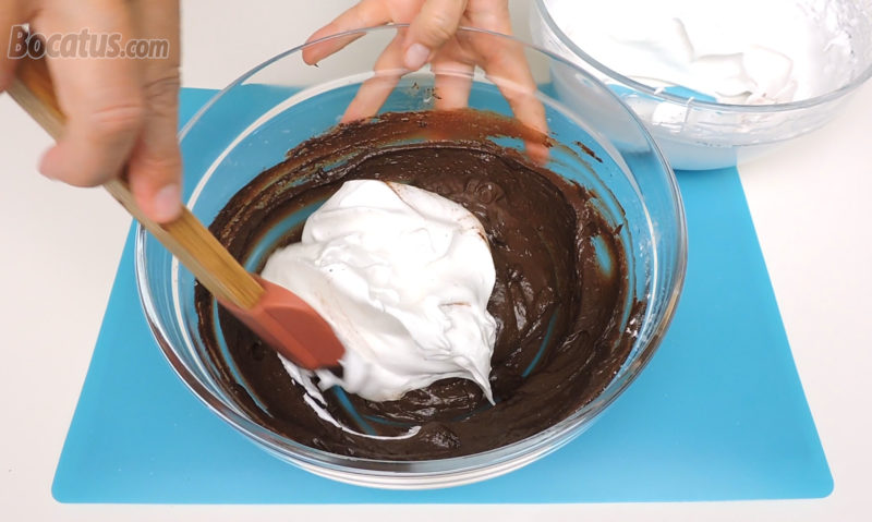 Integrando las claras montadas en la masa de chocolate