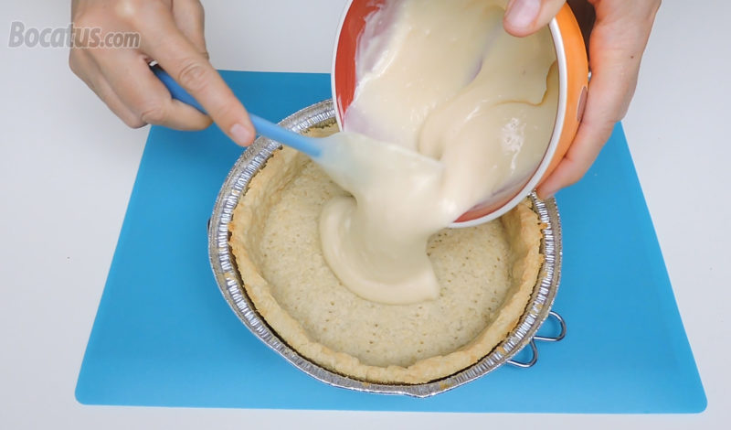 Poniendo la crema pastelera dentro de la masa quebrada ya horneada