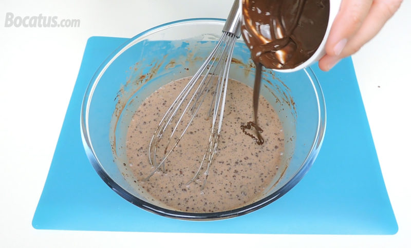 Añadiendo el chocolate derretido a la mezcla de tres leches