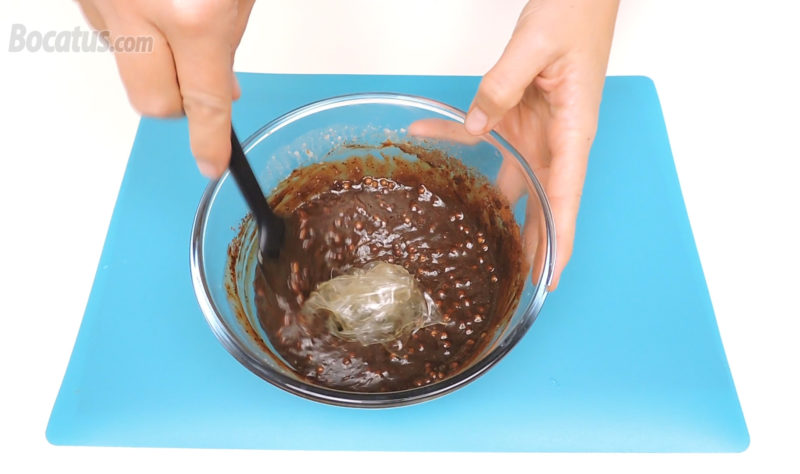 Integrando la gelatina hidratada en la mezcla de nata y turrón