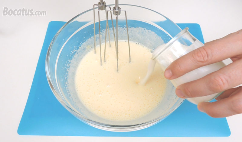 Añadiendo la nata a la mezcla montada de huevos y azúcar