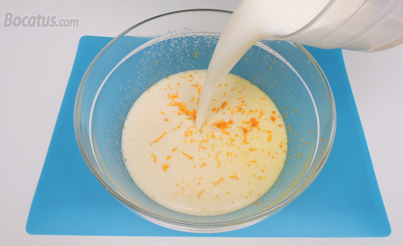 Añadiendo la mezcla de las leches a la masa de bizcocho