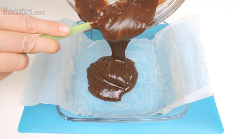 Vertiendo la masa del brownie en el recipiente