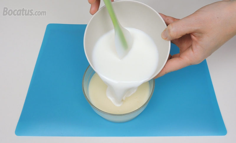 Vertiendo la leche con gelatina en la leche condensada