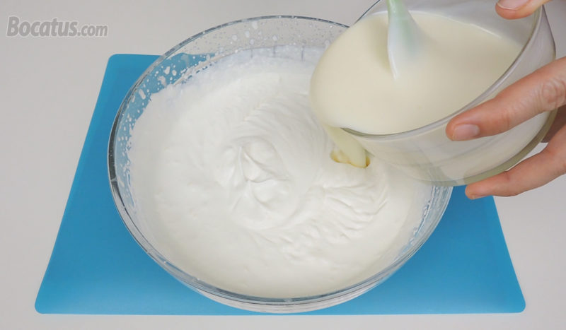 Vertiendo la mezcla de leche condensada, leche y gelatina en la nata montada