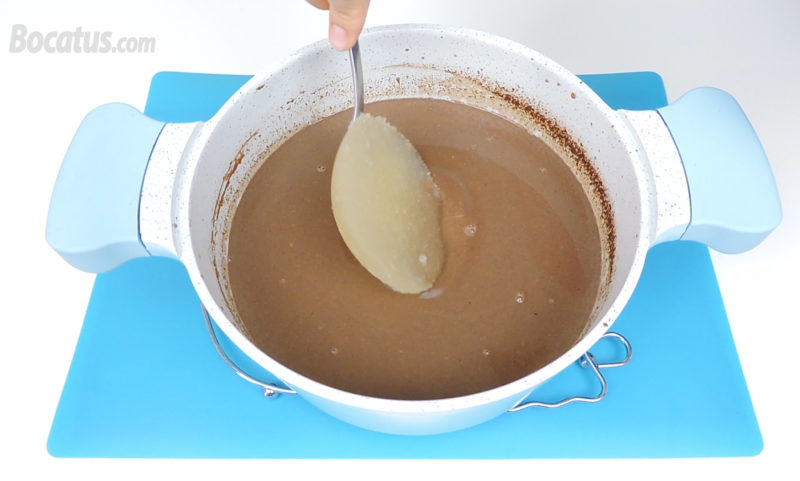 Añadiendo la gelatina hidratada en la mezcla de chocolate