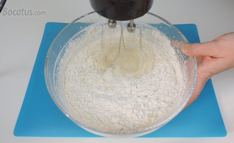 Integrando la harina en la mezcla